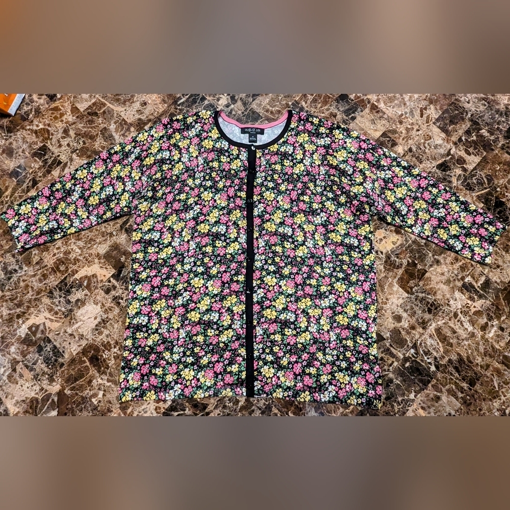 5/$25 Augusta Silk Floral Button Up Top - Picture 3 of 5